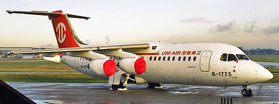 BAe146-300 Uni Air mit Halter